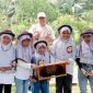 Peserta diajak mengenal peran penting lebah dalam menjaga keseimbangan ekosistem, memahami proses budidaya madu, serta mempelajari berbagai jenis lebah, di antaranya Apis Mellifera, Apis Cerana, dan Trigona beserta karakteristik dan manfaatnya bagi lingkungan. Pembelajaran dikemas secara interaktif sehingga anak-anak dapat belajar langsung dari alam melalui pengalaman yang menyenangkan.