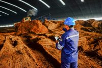 Karyawan PLN Nusantara Power melakukan monitoring pencampuran biomassa dengan batubara di PLTU Rembang. Sepanjang semester 1 tahun 2026 PLN NP berhasil menghasilkan 490,5 GWh energi hijau dari cofiring pada 25 PLTU di seluruh Indonesia.