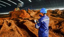 Karyawan PLN Nusantara Power melakukan monitoring pencampuran biomassa dengan batubara di PLTU Rembang. Sepanjang semester 1 tahun 2026 PLN NP berhasil menghasilkan 490,5 GWh energi hijau dari cofiring pada 25 PLTU di seluruh Indonesia.