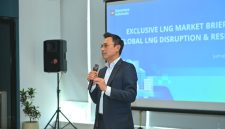 PLH Direktur Utama PLN EPI, Rakhmad Dewanto mengatakan bahwa isu energi saat ini telah berkembang jauh melampaui persoalan keseimbangan antara pasokan dan permintaan. Menurutnya, perubahan geopolitik, gangguan rantai pasok global, percepatan transisi energi, hingga perubahan pola konsumsi dunia telah menciptakan tantangan baru yang menuntut perusahaan memiliki kemampuan membaca arah pasar secara lebih adaptif dan strategis.