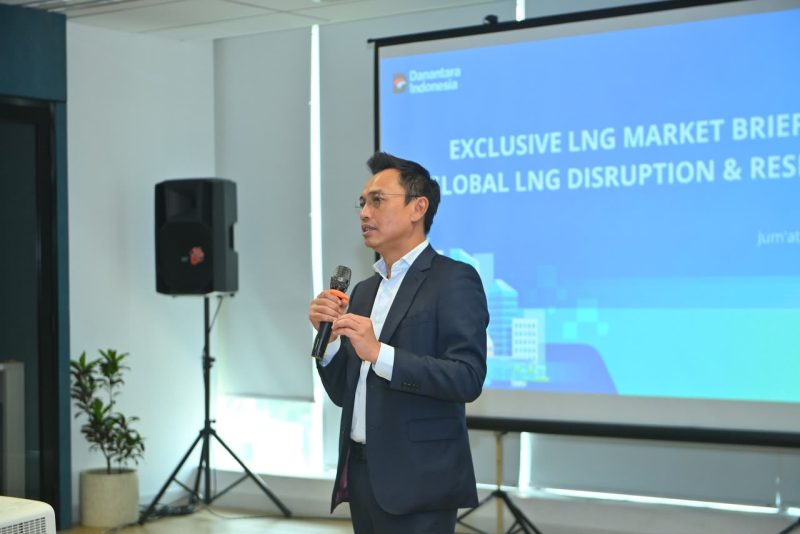 PLH Direktur Utama PLN EPI, Rakhmad Dewanto mengatakan bahwa isu energi saat ini telah berkembang jauh melampaui persoalan keseimbangan antara pasokan dan permintaan. Menurutnya, perubahan geopolitik, gangguan rantai pasok global, percepatan transisi energi, hingga perubahan pola konsumsi dunia telah menciptakan tantangan baru yang menuntut perusahaan memiliki kemampuan membaca arah pasar secara lebih adaptif dan strategis.
