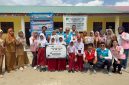 Penyerahan bantuan beasiswa kepada siswa SD Negeri 054951, Desa Pintu Air, Pangkalan Susu