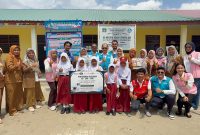 Penyerahan bantuan beasiswa kepada siswa SD Negeri 054951, Desa Pintu Air, Pangkalan Susu