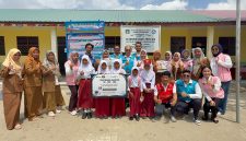 Penyerahan bantuan beasiswa kepada siswa SD Negeri 054951, Desa Pintu Air, Pangkalan Susu
