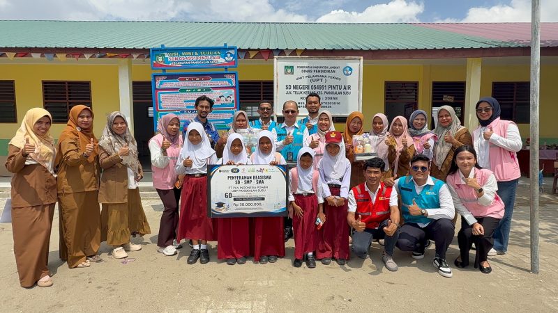 Penyerahan bantuan beasiswa kepada siswa SD Negeri 054951, Desa Pintu Air, Pangkalan Susu