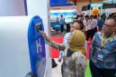 Direktur Jenderal Energi Baru, Terbarukan, dan Konservasi Energi (EBTKE) Kementerian ESDM, Prof. Dr. Eng. Eniya Listiani Dewi, B.Eng., M.Eng., IPU, mencoba panel kontrol pada mock-up Hydrogen Refueling Station (HRS) milik PLN Nusantara Power (PLN NP). Dalam kunjungan tersebut, beliau didampingi langsung oleh Manager Product Development PLN NP, Dwi Wahyu Pujiarto. Mock-up ini menampilkan rancangan dan sistem kerja fasilitas pengisian bahan bakar hidrogen hijau (green hydrogen) pertama di Indonesia yang dikembangkan oleh PLN NP sebagai wujud komitmen mendukung transisi energi dan ekosistem kendaraan berbahan bakar hidrogen.