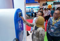 Direktur Jenderal Energi Baru, Terbarukan, dan Konservasi Energi (EBTKE) Kementerian ESDM, Prof. Dr. Eng. Eniya Listiani Dewi, B.Eng., M.Eng., IPU, mencoba panel kontrol pada mock-up Hydrogen Refueling Station (HRS) milik PLN Nusantara Power (PLN NP). Dalam kunjungan tersebut, beliau didampingi langsung oleh Manager Product Development PLN NP, Dwi Wahyu Pujiarto. Mock-up ini menampilkan rancangan dan sistem kerja fasilitas pengisian bahan bakar hidrogen hijau (green hydrogen) pertama di Indonesia yang dikembangkan oleh PLN NP sebagai wujud komitmen mendukung transisi energi dan ekosistem kendaraan berbahan bakar hidrogen.