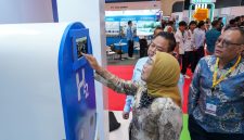 Direktur Jenderal Energi Baru, Terbarukan, dan Konservasi Energi (EBTKE) Kementerian ESDM, Prof. Dr. Eng. Eniya Listiani Dewi, B.Eng., M.Eng., IPU, mencoba panel kontrol pada mock-up Hydrogen Refueling Station (HRS) milik PLN Nusantara Power (PLN NP). Dalam kunjungan tersebut, beliau didampingi langsung oleh Manager Product Development PLN NP, Dwi Wahyu Pujiarto. Mock-up ini menampilkan rancangan dan sistem kerja fasilitas pengisian bahan bakar hidrogen hijau (green hydrogen) pertama di Indonesia yang dikembangkan oleh PLN NP sebagai wujud komitmen mendukung transisi energi dan ekosistem kendaraan berbahan bakar hidrogen.