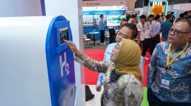 Direktur Jenderal Energi Baru, Terbarukan, dan Konservasi Energi (EBTKE) Kementerian ESDM, Prof. Dr. Eng. Eniya Listiani Dewi, B.Eng., M.Eng., IPU, mencoba panel kontrol pada mock-up Hydrogen Refueling Station (HRS) milik PLN Nusantara Power (PLN NP). Dalam kunjungan tersebut, beliau didampingi langsung oleh Manager Product Development PLN NP, Dwi Wahyu Pujiarto. Mock-up ini menampilkan rancangan dan sistem kerja fasilitas pengisian bahan bakar hidrogen hijau (green hydrogen) pertama di Indonesia yang dikembangkan oleh PLN NP sebagai wujud komitmen mendukung transisi energi dan ekosistem kendaraan berbahan bakar hidrogen.
