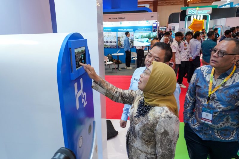 Direktur Jenderal Energi Baru, Terbarukan, dan Konservasi Energi (EBTKE) Kementerian ESDM, Prof. Dr. Eng. Eniya Listiani Dewi, B.Eng., M.Eng., IPU, mencoba panel kontrol pada mock-up Hydrogen Refueling Station (HRS) milik PLN Nusantara Power (PLN NP). Dalam kunjungan tersebut, beliau didampingi langsung oleh Manager Product Development PLN NP, Dwi Wahyu Pujiarto. Mock-up ini menampilkan rancangan dan sistem kerja fasilitas pengisian bahan bakar hidrogen hijau (green hydrogen) pertama di Indonesia yang dikembangkan oleh PLN NP sebagai wujud komitmen mendukung transisi energi dan ekosistem kendaraan berbahan bakar hidrogen.