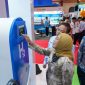 Direktur Jenderal Energi Baru, Terbarukan, dan Konservasi Energi (EBTKE) Kementerian ESDM, Prof. Dr. Eng. Eniya Listiani Dewi, B.Eng., M.Eng., IPU, mencoba panel kontrol pada mock-up Hydrogen Refueling Station (HRS) milik PLN Nusantara Power (PLN NP). Dalam kunjungan tersebut, beliau didampingi langsung oleh Manager Product Development PLN NP, Dwi Wahyu Pujiarto. Mock-up ini menampilkan rancangan dan sistem kerja fasilitas pengisian bahan bakar hidrogen hijau (green hydrogen) pertama di Indonesia yang dikembangkan oleh PLN NP sebagai wujud komitmen mendukung transisi energi dan ekosistem kendaraan berbahan bakar hidrogen.