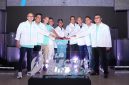 Wakil Direktur Utama PLN, Yusuf Didi Setiarto (tengah) bersama Direktur Manajemen Risiko PLN, Denny Triyanto (kiri), Direktur Retail dan Niaga PLN, M. Fahrur Rozy (kedua dari kiri), Direktur Perencanaan Korporat dan Pengembangan Bisnis PLN, Rakhmad Dewanto Haris (keempat dari kiri), Direktur Keuangan PLN, Sulistyo Biantoro (keempat dari kanan), Direktur Teknologi, Engineering, dan Keberlanjutan PLN, Edwin Nugraha Putra (ketiga dari kanan), Direktur Utama PLN Icon Plus, Chipta Perdana (kedua dari kanan), CEO KG Media, Andy Budiman Kumala (ketiga dari kiri), dan Sekretaris Perusahaan PLN, Yuliandra Syahrial N. (kanan) secara simbolis melakukan penekanan tombol pada Launching PLN Electric Run 2026 di Kantor PLN Pusat, Jakarta pada Jumat (24/7).