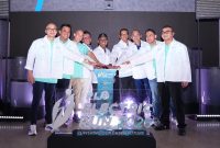 Wakil Direktur Utama PLN, Yusuf Didi Setiarto (tengah) bersama Direktur Manajemen Risiko PLN, Denny Triyanto (kiri), Direktur Retail dan Niaga PLN, M. Fahrur Rozy (kedua dari kiri), Direktur Perencanaan Korporat dan Pengembangan Bisnis PLN, Rakhmad Dewanto Haris (keempat dari kiri), Direktur Keuangan PLN, Sulistyo Biantoro (keempat dari kanan), Direktur Teknologi, Engineering, dan Keberlanjutan PLN, Edwin Nugraha Putra (ketiga dari kanan), Direktur Utama PLN Icon Plus, Chipta Perdana (kedua dari kanan), CEO KG Media, Andy Budiman Kumala (ketiga dari kiri), dan Sekretaris Perusahaan PLN, Yuliandra Syahrial N. (kanan) secara simbolis melakukan penekanan tombol pada Launching PLN Electric Run 2026 di Kantor PLN Pusat, Jakarta pada Jumat (24/7).