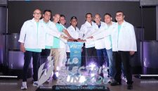 Wakil Direktur Utama PLN, Yusuf Didi Setiarto (tengah) bersama Direktur Manajemen Risiko PLN, Denny Triyanto (kiri), Direktur Retail dan Niaga PLN, M. Fahrur Rozy (kedua dari kiri), Direktur Perencanaan Korporat dan Pengembangan Bisnis PLN, Rakhmad Dewanto Haris (keempat dari kiri), Direktur Keuangan PLN, Sulistyo Biantoro (keempat dari kanan), Direktur Teknologi, Engineering, dan Keberlanjutan PLN, Edwin Nugraha Putra (ketiga dari kanan), Direktur Utama PLN Icon Plus, Chipta Perdana (kedua dari kanan), CEO KG Media, Andy Budiman Kumala (ketiga dari kiri), dan Sekretaris Perusahaan PLN, Yuliandra Syahrial N. (kanan) secara simbolis melakukan penekanan tombol pada Launching PLN Electric Run 2026 di Kantor PLN Pusat, Jakarta pada Jumat (24/7).