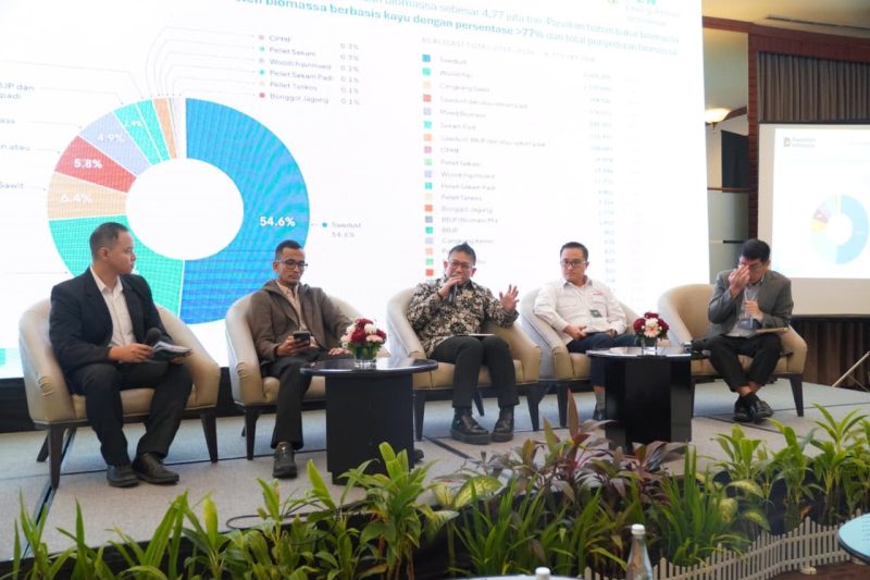 Kiri ke Kanan : Moderator Acara, Kepala Program Studi Sarjana dan Magister Teknik Mesin Institut Teknologi Bandung (ITB) Satrio Wicaksono, Direktur Biomassa PT PLN Energi Primer Indonesia Hokkop Situngkir, Kepala Divisi General Affairs dan Penelitian & Pengembangan, Asosiasi Panel Kayu Indonesia (APKINDO) Hariyanto dan Wakil Ketua Komite Riset, Kerja Sama, dan Pengembangan Kapasitas, Asosiasi Pulp dan Kertas Indonesia (APKI) Edwin Kristianto Sijabat hadir sebagai panelis dalam forum   Material Handling Innovation for Wood-Based Industries: Engineering and Innovation for Sustainable Industrial Growth Symposium 2026 di Jakarta.