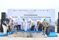 Wakil Menteri Energi dan Sumber Daya Mineral, Yuliot (tengah kedua dari kanan) bersama Gubernur Jawa Barat, Dedi Mulyadi (tengah kedua dari kiri) beserta para stakeholder secara simbolis melakukan penimbunan pasir bersama-sama pada acara Groundbreaking Pengolahan Sampah menjadi Energi Listrik (PSEL) Legok Nangka di Bandung, Jawa Barat pada Rabu (29/7). Kegiatan ini menandai dimulainya pengerjaan fisik proyek tersebut dan ditargetkan selesai pada 2029.
