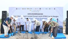 Wakil Menteri Energi dan Sumber Daya Mineral, Yuliot (tengah kedua dari kanan) bersama Gubernur Jawa Barat, Dedi Mulyadi (tengah kedua dari kiri) beserta para stakeholder secara simbolis melakukan penimbunan pasir bersama-sama pada acara Groundbreaking Pengolahan Sampah menjadi Energi Listrik (PSEL) Legok Nangka di Bandung, Jawa Barat pada Rabu (29/7). Kegiatan ini menandai dimulainya pengerjaan fisik proyek tersebut dan ditargetkan selesai pada 2029.