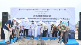Wakil Menteri Energi dan Sumber Daya Mineral, Yuliot (tengah kedua dari kanan) bersama Gubernur Jawa Barat, Dedi Mulyadi (tengah kedua dari kiri) beserta para stakeholder secara simbolis melakukan penimbunan pasir bersama-sama pada acara Groundbreaking Pengolahan Sampah menjadi Energi Listrik (PSEL) Legok Nangka di Bandung, Jawa Barat pada Rabu (29/7). Kegiatan ini menandai dimulainya pengerjaan fisik proyek tersebut dan ditargetkan selesai pada 2029.