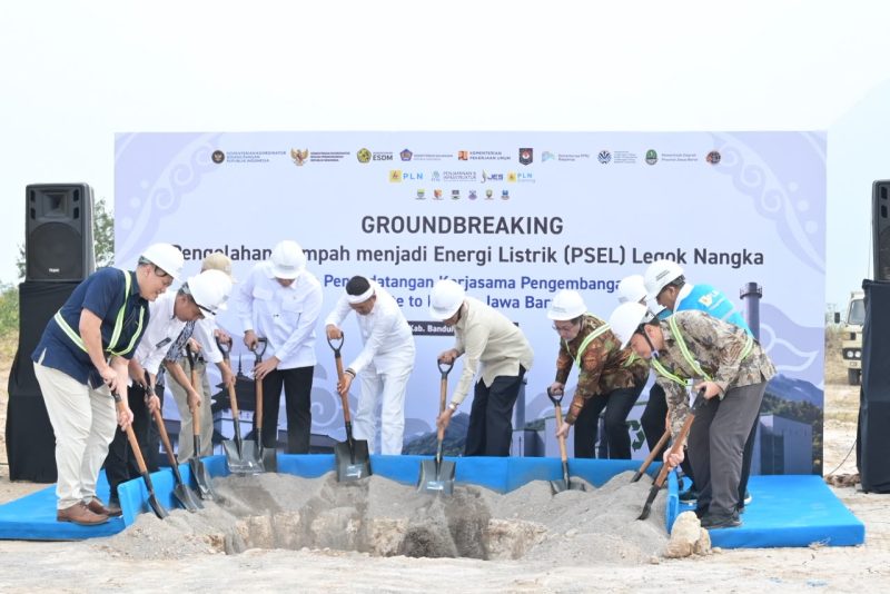 Wakil Menteri Energi dan Sumber Daya Mineral, Yuliot (tengah kedua dari kanan) bersama Gubernur Jawa Barat, Dedi Mulyadi (tengah kedua dari kiri) beserta para stakeholder secara simbolis melakukan penimbunan pasir bersama-sama pada acara Groundbreaking Pengolahan Sampah menjadi Energi Listrik (PSEL) Legok Nangka di Bandung, Jawa Barat pada Rabu (29/7). Kegiatan ini menandai dimulainya pengerjaan fisik proyek tersebut dan ditargetkan selesai pada 2029.