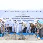 Wakil Menteri Energi dan Sumber Daya Mineral, Yuliot (tengah kedua dari kanan) bersama Gubernur Jawa Barat, Dedi Mulyadi (tengah kedua dari kiri) beserta para stakeholder secara simbolis melakukan penimbunan pasir bersama-sama pada acara Groundbreaking Pengolahan Sampah menjadi Energi Listrik (PSEL) Legok Nangka di Bandung, Jawa Barat pada Rabu (29/7). Kegiatan ini menandai dimulainya pengerjaan fisik proyek tersebut dan ditargetkan selesai pada 2029.