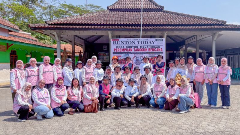 Srikandi PLN EPI, PLN UP3 Cilacap dan PLN IP UBP Jawa Tengah 2 Adipala bersama 20 peserta Perempuan Tangguh Bencana Desa Bunton, Kecamatan Adipala, Kabupaten Cilacap dalam acara Peningkatan Kapasitas dan Pembekalan Kesiapsiagaan Bencana.