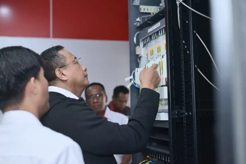Direktur Network Telkom Nanang Hendarno meninjau langsung penanganan dan pemulihan layanan telekomunikasi digital di wilayah Nusa Tenggara Timur (NTT).