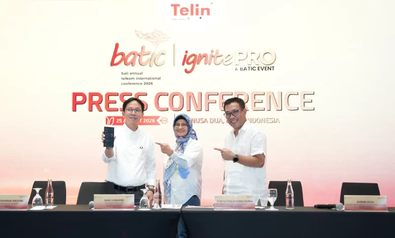 (kiri ke kanan) Chief Executive Officer Telin Abdul Rahman Ansyori, Direktur Utama Telkom Dian Siswarini dan Direktur Wholesale & International Service Telkom Budi Satria Dharma Purba saat konferensi pers BATIC 2026 di Nusa Dua, Bali, Selasa (25/8). Mengusung tema “Uniting Ecosystem to Drive Connected Progress”, BATIC 2026 menjadi platform strategis yang mempertemukan pelaku industri, regulator, penyedia teknologi, hyperscaler, investor, dan pemangku kepentingan digital untuk mendorong kolaborasi serta pertumbuhan ekosistem digital kawasan.