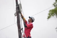 Teknisi Telkom Akses melakukan perbaikan infrastruktur jaringan telekomunikasi di wilayah terdampak gempa Nusa Tenggara Timur (NTT).