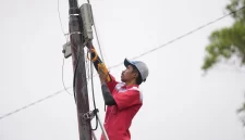 Teknisi Telkom Akses melakukan perbaikan infrastruktur jaringan telekomunikasi di wilayah terdampak gempa Nusa Tenggara Timur (NTT).