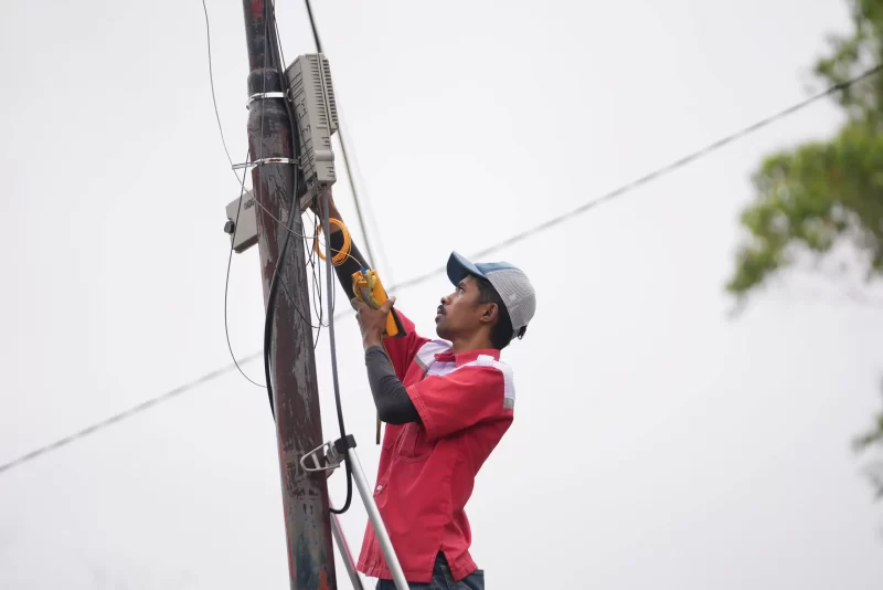 Teknisi Telkom Akses melakukan perbaikan infrastruktur jaringan telekomunikasi di wilayah terdampak gempa Nusa Tenggara Timur (NTT).