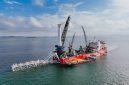 Proses penggelaran pipa bawah laut dengan menggunakan kapal T1201 dengan teknologi dynamic positioning (DP) non-anchor pada proyek pipa gas West Natuna Transportation System (WNTS)- Pemping untuk menghubungkan pasokan gas bumi Natuna dengan kebutuhan energi domestik khususnya di Batam.