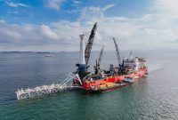 Proses penggelaran pipa bawah laut dengan menggunakan kapal T1201 dengan teknologi dynamic positioning (DP) non-anchor pada proyek pipa gas West Natuna Transportation System (WNTS)- Pemping untuk menghubungkan pasokan gas bumi Natuna dengan kebutuhan energi domestik khususnya di Batam.