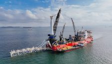 Proses penggelaran pipa bawah laut dengan menggunakan kapal T1201 dengan teknologi dynamic positioning (DP) non-anchor pada proyek pipa gas West Natuna Transportation System (WNTS)- Pemping untuk menghubungkan pasokan gas bumi Natuna dengan kebutuhan energi domestik khususnya di Batam.