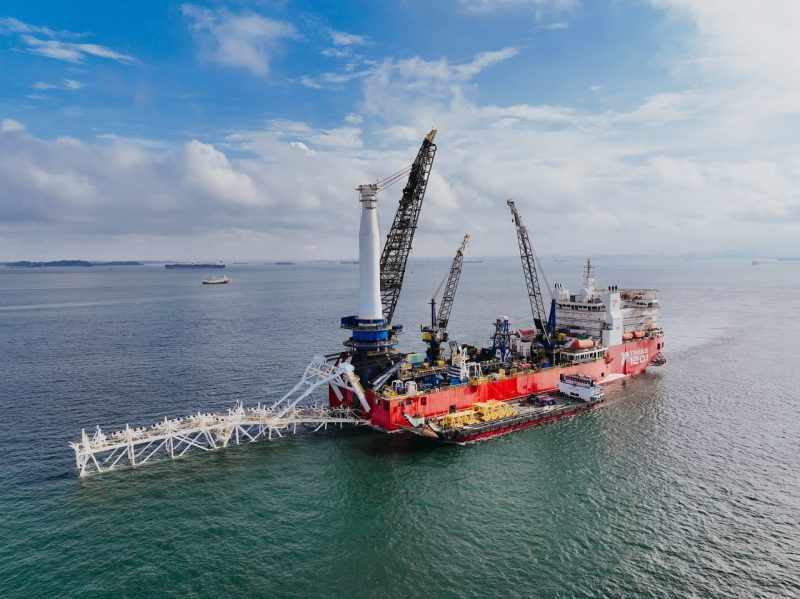Proses penggelaran pipa bawah laut dengan menggunakan kapal T1201 dengan teknologi dynamic positioning (DP) non-anchor pada proyek pipa gas West Natuna Transportation System (WNTS)- Pemping untuk menghubungkan pasokan gas bumi Natuna dengan kebutuhan energi domestik khususnya di Batam.