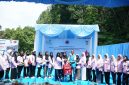 Penyerahan secara simbolis tas siaga bencana kepada peserta Pelatihan Perempuan Tangguh Bencana  yang diselenggarakan oleh Srikandi PLN Nusantara Power di PLTA Koto Panjang.