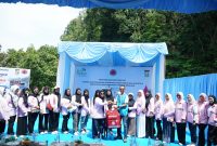 Penyerahan secara simbolis tas siaga bencana kepada peserta Pelatihan Perempuan Tangguh Bencana  yang diselenggarakan oleh Srikandi PLN Nusantara Power di PLTA Koto Panjang.