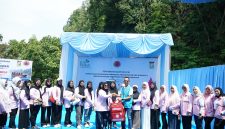 Penyerahan secara simbolis tas siaga bencana kepada peserta Pelatihan Perempuan Tangguh Bencana yang diselenggarakan oleh Srikandi PLN Nusantara Power di PLTA Koto Panjang.