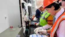 Para siswi SMA Taruna Nusantara Magelang melakukan praktikum pengoperasian PLTS sebagai bagian dari program edukasi energi baru terbarukan dari PLN dan IT PLN.