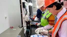 Para siswi SMA Taruna Nusantara Magelang melakukan praktikum pengoperasian PLTS sebagai bagian dari program edukasi energi baru terbarukan dari PLN dan IT PLN.