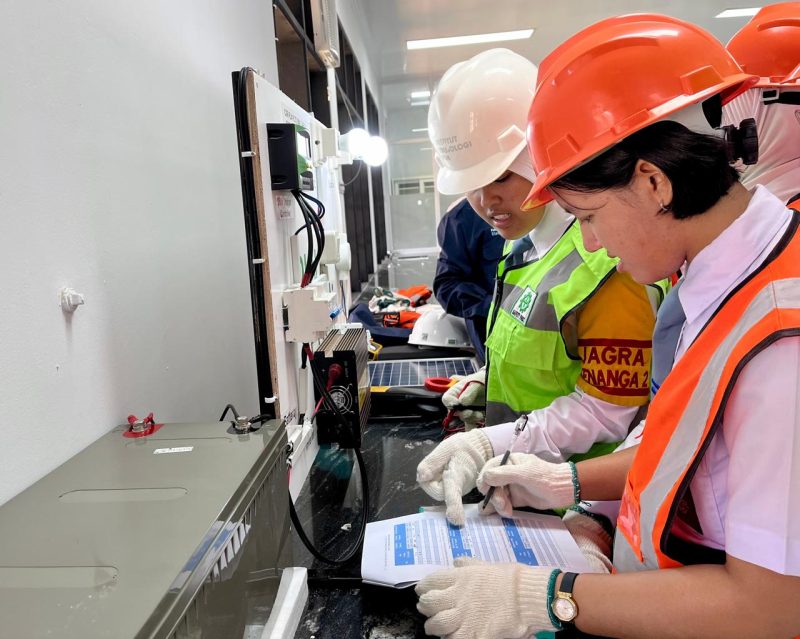 Para siswi SMA Taruna Nusantara Magelang melakukan praktikum pengoperasian PLTS sebagai bagian dari program edukasi energi baru terbarukan dari PLN dan IT PLN.