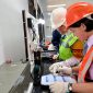 Para siswi SMA Taruna Nusantara Magelang melakukan praktikum pengoperasian PLTS sebagai bagian dari program edukasi energi baru terbarukan dari PLN dan IT PLN.