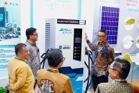 Direktur Utama PLN, Darmawan Prasodjo (kedua dari kanan) saat berada di booth PLN di GIIAS 2026.  Darmawan mengatakan bahwa pertumbuhan kendaraan listrik perlu diiringi dengan pengembangan ekosistem yang semakin andal agar masyarakat semakin mudah beralih ke mobilitas rendah emisi.