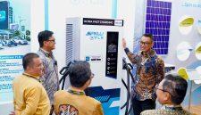 Direktur Utama PLN, Darmawan Prasodjo (kedua dari kanan) saat berada di booth PLN di GIIAS 2026. Darmawan mengatakan bahwa pertumbuhan kendaraan listrik perlu diiringi dengan pengembangan ekosistem yang semakin andal agar masyarakat semakin mudah beralih ke mobilitas rendah emisi.