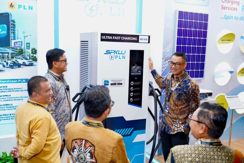 Direktur Utama PLN, Darmawan Prasodjo (kedua dari kanan) saat berada di booth PLN di GIIAS 2026.  Darmawan mengatakan bahwa pertumbuhan kendaraan listrik perlu diiringi dengan pengembangan ekosistem yang semakin andal agar masyarakat semakin mudah beralih ke mobilitas rendah emisi.