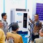 Direktur Utama PLN, Darmawan Prasodjo (kedua dari kanan) saat berada di booth PLN di GIIAS 2026.  Darmawan mengatakan bahwa pertumbuhan kendaraan listrik perlu diiringi dengan pengembangan ekosistem yang semakin andal agar masyarakat semakin mudah beralih ke mobilitas rendah emisi.