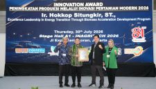 Direktur Biomassa PT PLN Energi Primer Indonesia (PLN EPI) Hokkop Situngkir meraih penghargaan Excellence Leadership in Energy Transition Through Biomass Acceleration Development Program pada ajang Forum Sinergi Inovasi Industri (FSII) Innovation Award 2026 yang merupakan bagian dari rangkaian The 12th Inagritech 2026 – Indonesia International Agriculture Technology Expo yang diselenggarakan di Main Stage Hall JIEXPO Kemayoran pada Kamis (30/7).