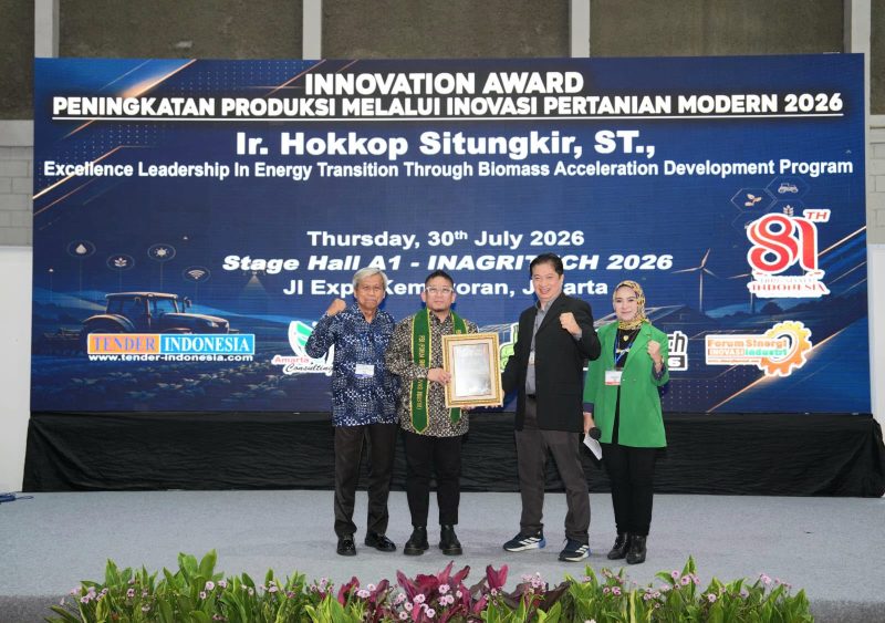 Direktur Biomassa PT PLN Energi Primer Indonesia (PLN EPI) Hokkop Situngkir meraih penghargaan Excellence Leadership in Energy Transition Through Biomass Acceleration Development Program pada ajang Forum Sinergi Inovasi Industri (FSII) Innovation Award 2026 yang merupakan bagian dari rangkaian The 12th Inagritech 2026 – Indonesia International Agriculture Technology Expo yang diselenggarakan di Main Stage Hall JIEXPO Kemayoran pada Kamis (30/7).