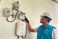 Ilustrasi Petugas PLN melakukan pengecekan kWh meter untuk home charging kendaraan listrik. Meningkatnya jumlah pengguna kendaraan listrik di Indonesia juga berdampak pada peningkatan konsumsi listrik dari layanan Home Charging Services (HCS) PLN. Pada Semester I 2026, konsumsi listrik HCS tercatat sebesar 110,55 GWh atau meningkat sekitar 93,59 persen dibanding periode yang sama tahun 2025 sebesar 57,12 GWh.