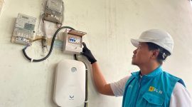 Ilustrasi Petugas PLN melakukan pengecekan kWh meter untuk home charging kendaraan listrik. Meningkatnya jumlah pengguna kendaraan listrik di Indonesia juga berdampak pada peningkatan konsumsi listrik dari layanan Home Charging Services (HCS) PLN. Pada Semester I 2026, konsumsi listrik HCS tercatat sebesar 110,55 GWh atau meningkat sekitar 93,59 persen dibanding periode yang sama tahun 2025 sebesar 57,12 GWh.