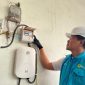 Ilustrasi Petugas PLN melakukan pengecekan kWh meter untuk home charging kendaraan listrik. Meningkatnya jumlah pengguna kendaraan listrik di Indonesia juga berdampak pada peningkatan konsumsi listrik dari layanan Home Charging Services (HCS) PLN. Pada Semester I 2026, konsumsi listrik HCS tercatat sebesar 110,55 GWh atau meningkat sekitar 93,59 persen dibanding periode yang sama tahun 2025 sebesar 57,12 GWh.